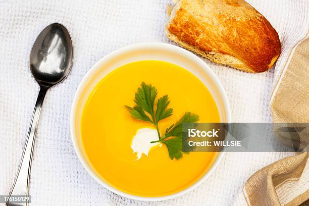 Garniert Schüssel Warmer Kürbissuppe Auf Tischtuch Stockfoto und mehr Bilder von Ansicht aus erhöhter Perspektive - Ansicht aus erhöhter Perspektive, Baguette, Brotsorte