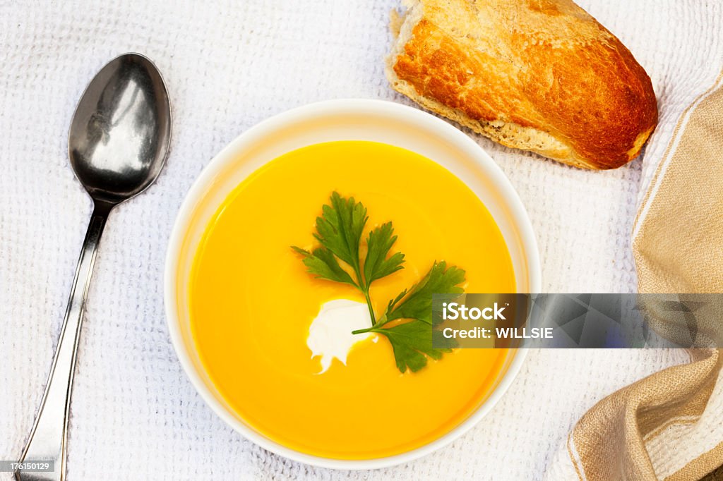 Decorado cálido plato de sopa de calabaza amarilla sobre mantel - Foto de stock de Alimento libre de derechos