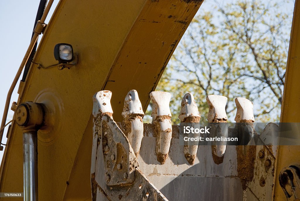 La pala su strada giallo apparecchiature pesanti con grandi denti. - Foto stock royalty-free di Attrezzatura