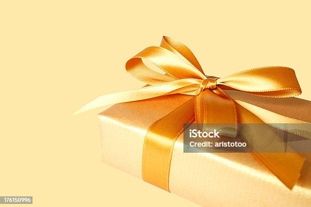 Scatola Regalo Dorata - Fotografie stock e altre immagini di Arancione - Arancione, Carta da regalo, Carta da regalo natalizia