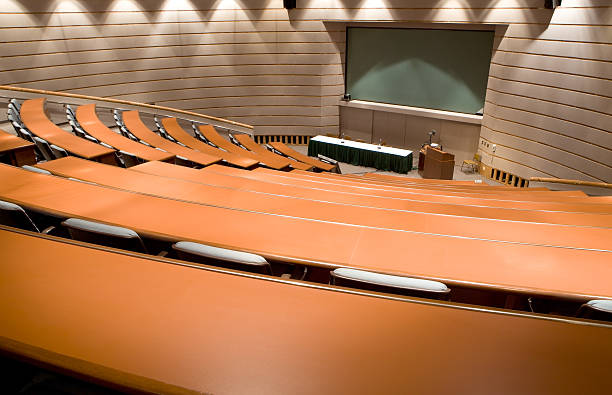 vazio auditorium ou sala de aula de universidade - lecture hall auditorium university empty - fotografias e filmes do acervo