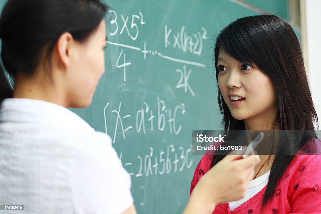 Studente parlando con il suo insegnante - Foto stock royalty-free di 20-24 anni