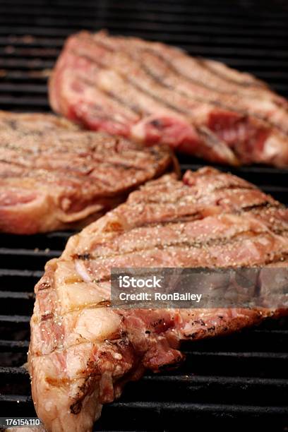 Ribeyes Su Il Grill - Fotografie stock e altre immagini di Al sangue - Al sangue, Alimentazione sana, Alla brace