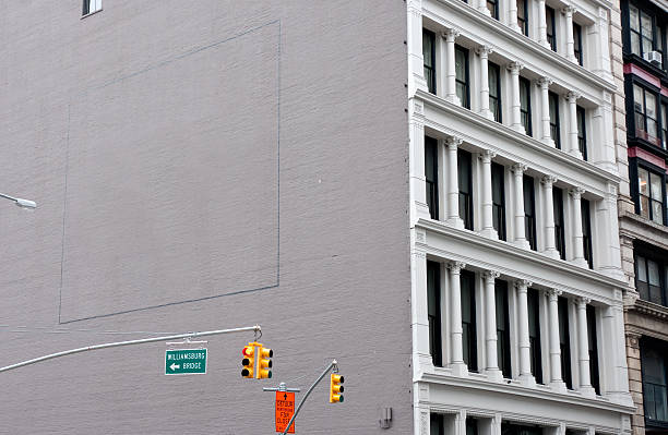 publicidad en vallas publicitarias mural espacio en soho, manhattan, nueva york - billboard advertisement built structure urban scene fotografías e imágenes de stock
