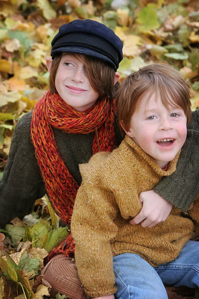 ハッピー兄弟で秋の葉 - parker brothers 写真 ストックフォトと画像