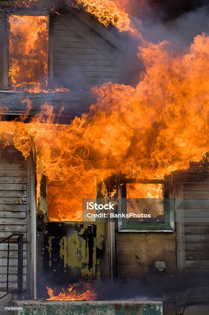 Intenso casa com chamas de fogo e fumaça - Foto de stock de Acidentes e desastres royalty-free