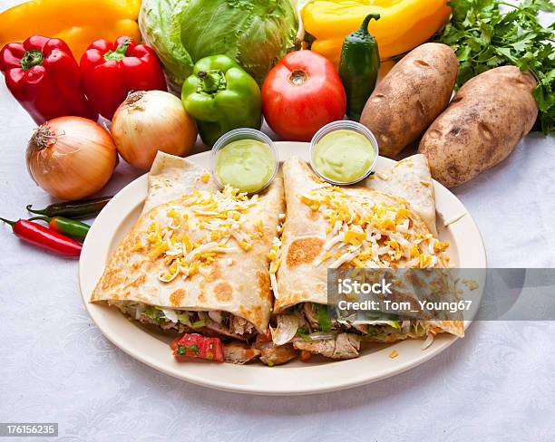 Hühnchenquesadilla Stockfoto und mehr Bilder von Avocado - Avocado, Cheddar - Käse, Chili-Schote