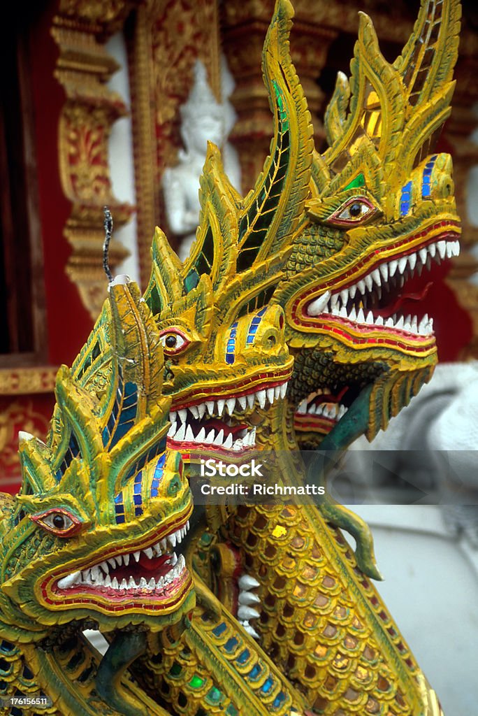 Dragões protegendo Thai Templo budista - Foto de stock de Antigo royalty-free