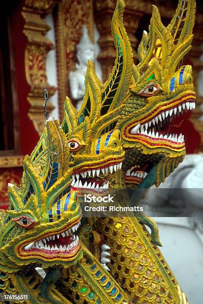 Foto de Dragões Protegendo Thai Templo Budista e mais fotos de stock de Antigo - Antigo, Arte, Cultura e Espetáculo, Budismo