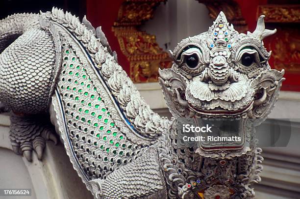 Dragon Custodian Templo Tailandés Foto de stock y más banco de imágenes de Aire libre - Aire libre, Arte cultura y espectáculos, Asia