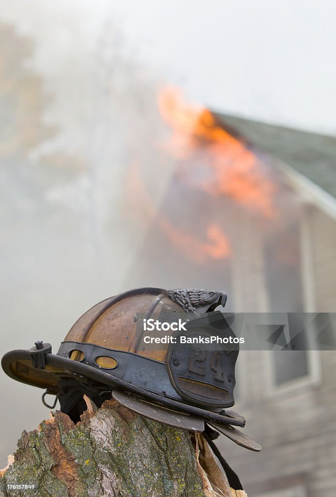 Capacete de Bombeiro perto de incêndio - Foto de stock de Acidentes e desastres royalty-free