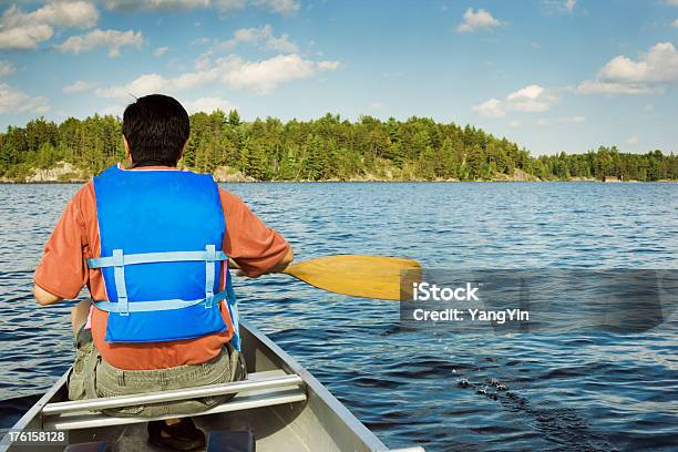 Kanadyjkarstwo Człowiek W Pobliżu Boundary Waters Canoe Area Lake Widok Z Tyłu - zdjęcia stockowe i więcej obrazów Boundary Waters Canoe Area