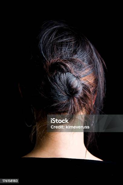 Волосы Назад Головы Женщина Перед Away Завязанный В Пучок — стоковые фотографии и другие картинки Затылок