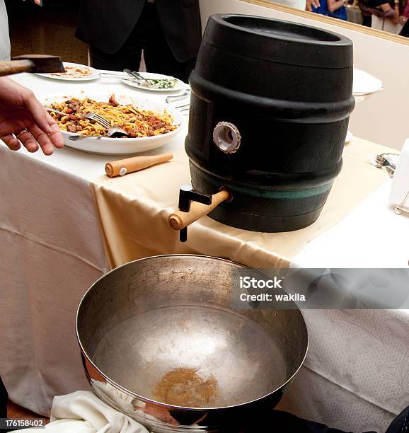 Bier Keg Auf Cateringbuffet Stockfoto und mehr Bilder von Alkoholisches Getränk - Alkoholisches Getränk, Alt, Alter Erwachsener