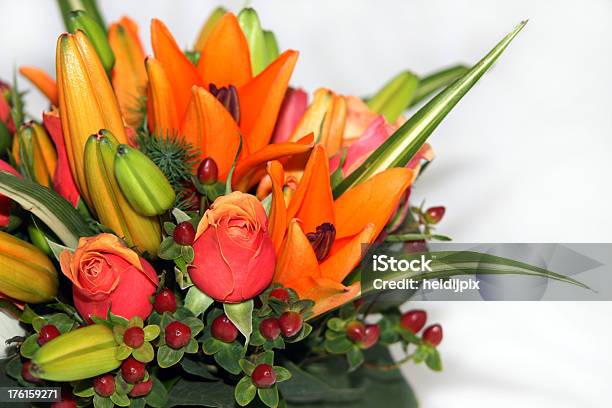 Foto de Buquê De Flores e mais fotos de stock de Arranjo de Flores - Arranjo de Flores, Baga - Parte de planta, Bouquet