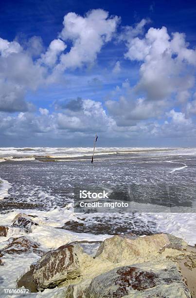 Spiaggia Di Cayeux Sur Mer Somme Francia - Fotografie stock e altre immagini di Acqua - Acqua, Blu, Cielo