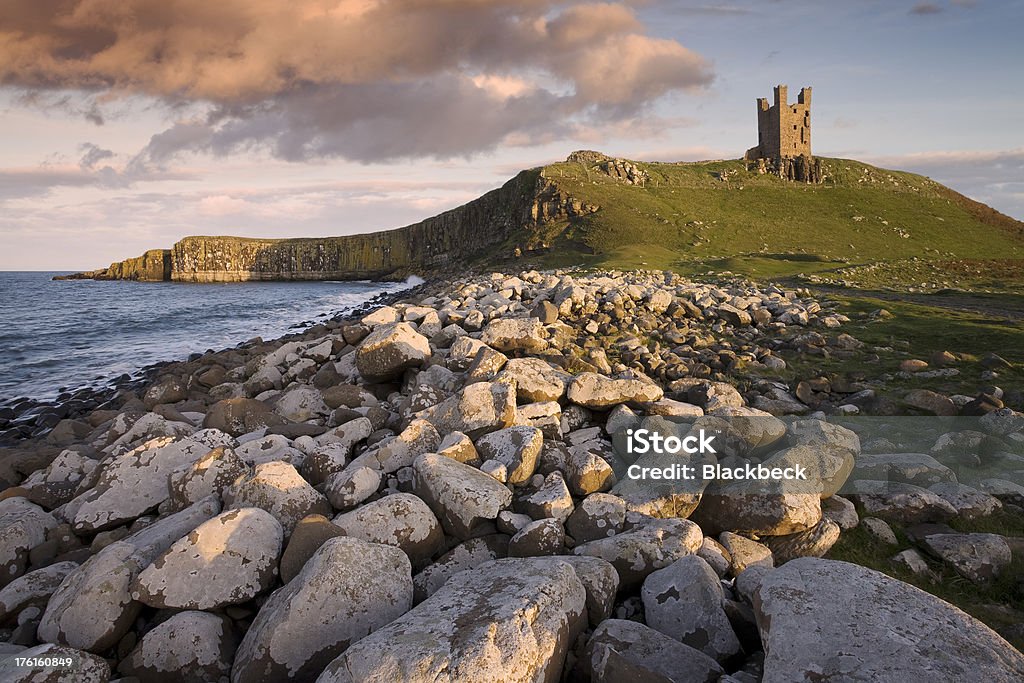 Ao final da tarde de sol s'acender Castelo de Dunstanburgh - Royalty-free Castelo de Dunstanburgh Foto de stock