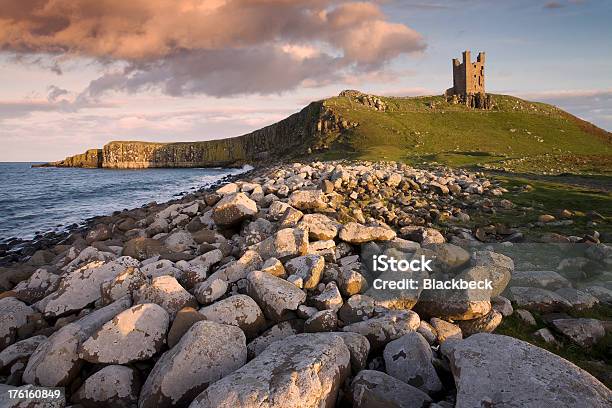 Ao Final Da Tarde De Sol Sacender Castelo De Dunstanburgh - Fotografias de stock e mais imagens de Castelo de Dunstanburgh