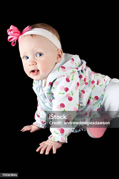 Foto de Lindo Bebê Menina Aprendendo A Crawl e mais fotos de stock de 0-11 meses - 0-11 meses, 6-11 meses, Bebê