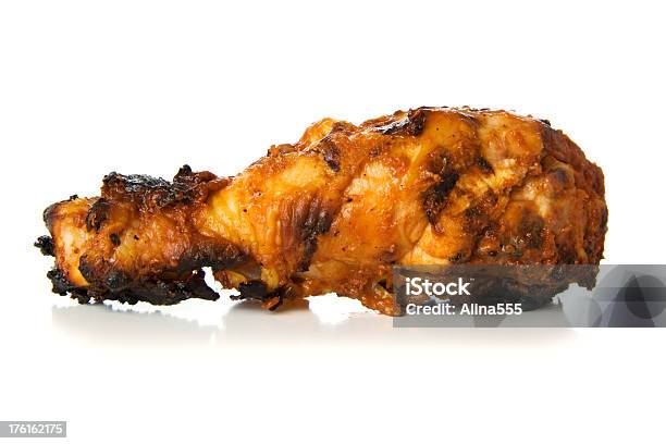 Una Barbacoa Pollo Drumstick Sobre Blanco Foto de stock y más banco de imágenes de Pollo - Pollo, Pollo a la plancha, Recortable