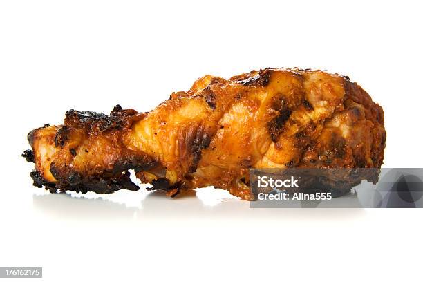Jeden Kurczak Barbecue Drumstick Na Białym - zdjęcia stockowe i więcej obrazów Kurczak - Kurczak, Kurczak z rusztu, Neutralne tło