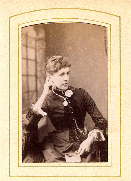 joven mujer victoriana fotografía antigua - multichain necklace fotografías e imágenes de stock
