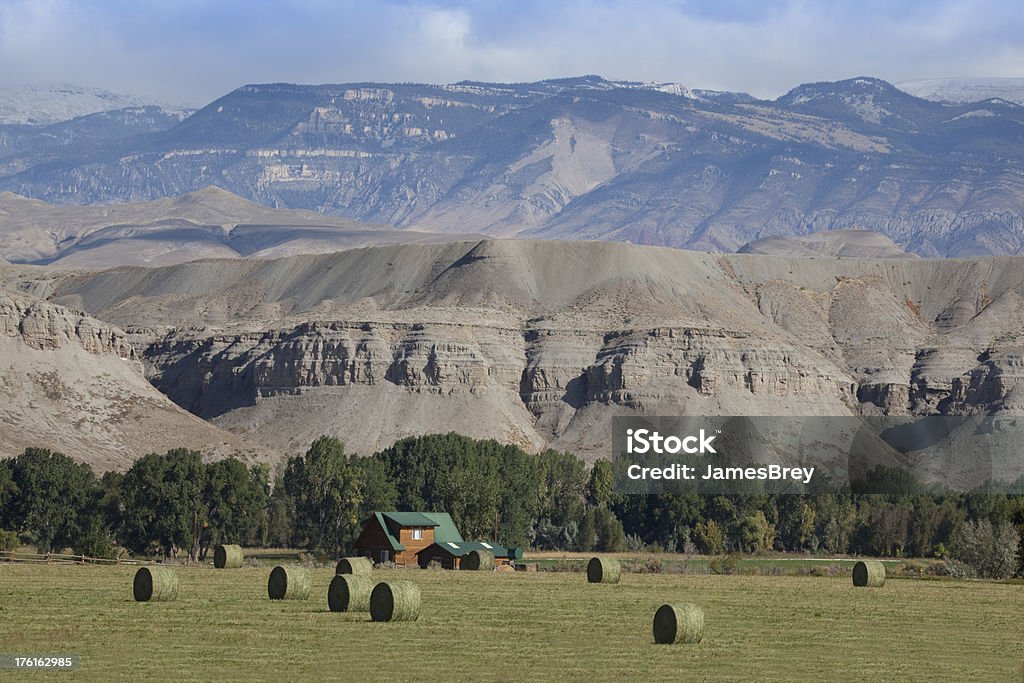 Зеленый Западной Ранчо ниже великолепные горы - Стоковые фото Американская культура роялти-фри