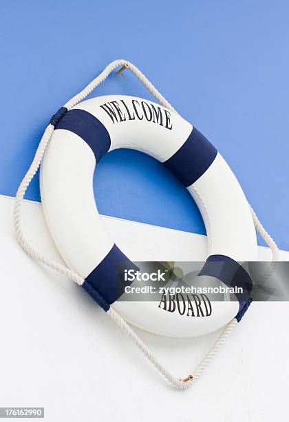 Foto de Bóia De Vida Na Parede e mais fotos de stock de Azul - Azul, Boia - Equipamento Marítimo de Segurança, Corda