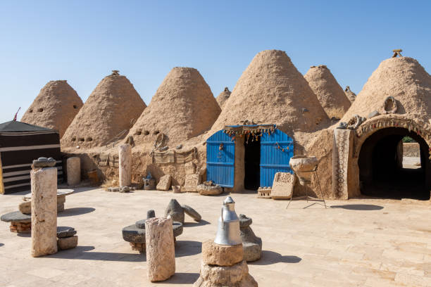 un alveare o una casa tombale è un edificio costituito da un cerchio di pietre e fango sormontato da un tetto a cupola. il nome deriva dalla somiglianza nella forma con un alveare di paglia. - middle east turkey asia mud foto e immagini stock