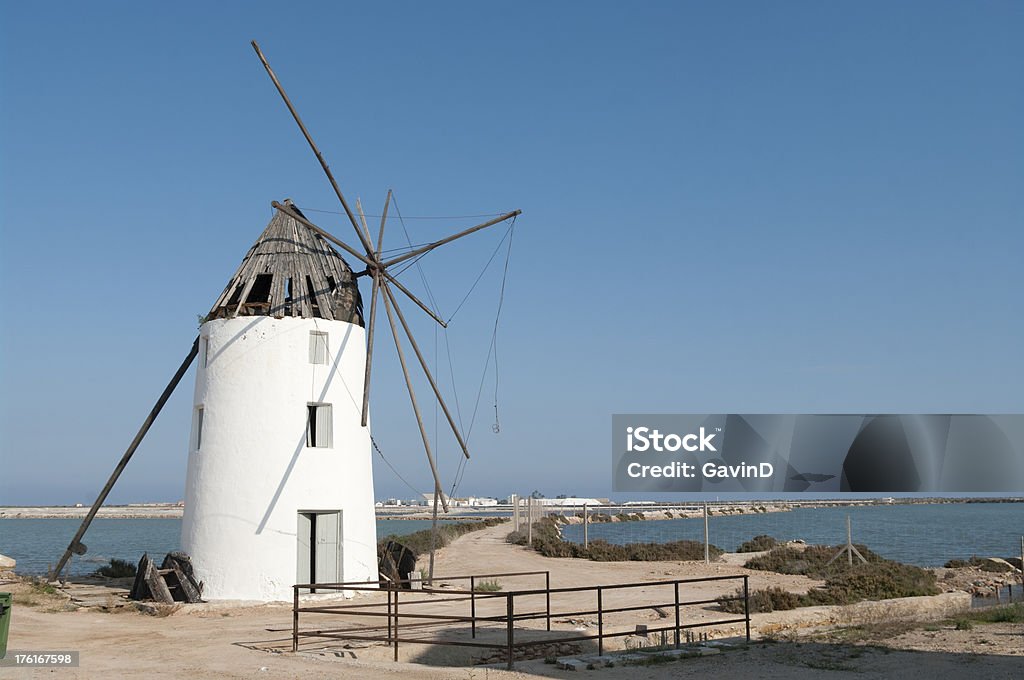 Abandonné Bâtiment actionné par le vent en Espagne photo - Photo de A l'abandon libre de droits