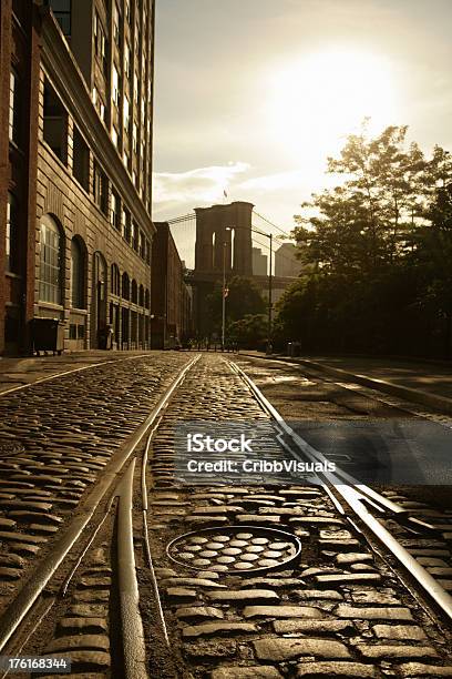 Foto de Brooklyn Bridge De Frente Para Rua Deserta Ao Pôrdosol e mais fotos de stock de Beco