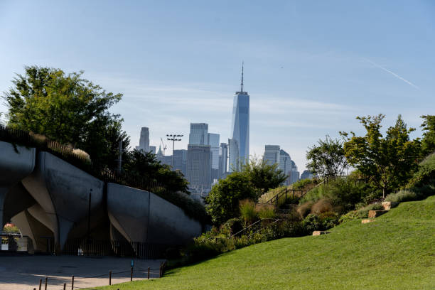 view of skyscrapers and architecture of new york - street urban scene skyscraper cityscape zdjęcia i obrazy z banku zdjęć