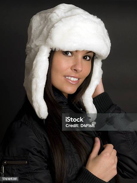 Gorro Ruso Con Orejeras Mouton Sombrero Blanco Ruso Foto de stock y más banco de imágenes de 20 a 29 años