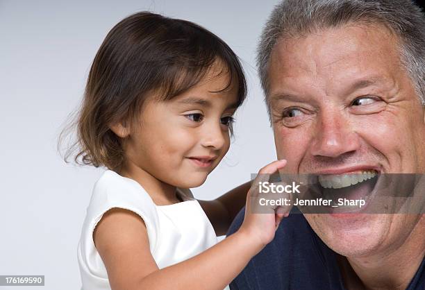 Дедушка И Его Внучка — стоковые фотографии и другие картинки 2-3 года - 2-3 года, 50-54 года, Активный пенсионер