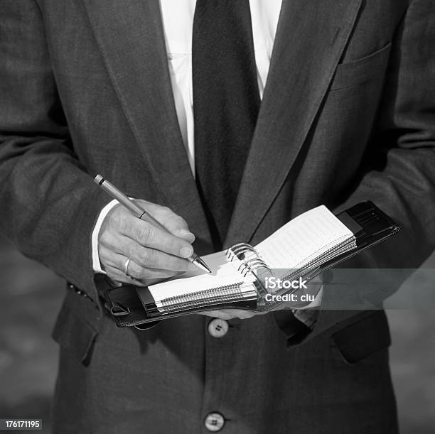 ビジネスマン Bw スーツで執筆している行事日程ノートブック - 1人のストックフォトや画像を多数ご用意 - 1人, アクセスしやすい, アクティブシニア