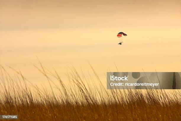 Paraglider Demuestra La Libertad En El Cielo Durante La Espectacular Puesta De Sol Foto de stock y más banco de imágenes de Actividad