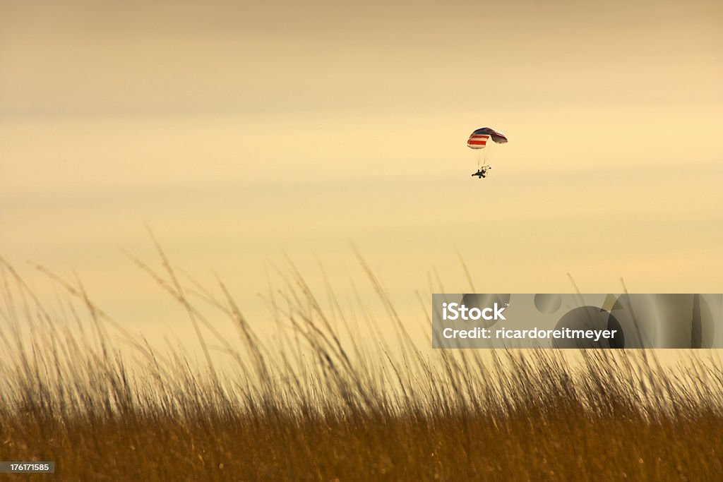 Parapendio al largo dimostra la libertà del cielo drammatico tramonto durante - Foto stock royalty-free di Ambientazione esterna