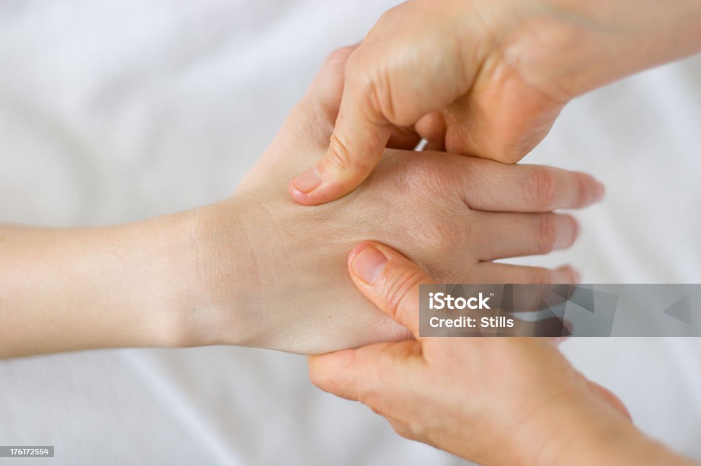 Masaje de mano - Foto de stock de Shiatsu libre de derechos