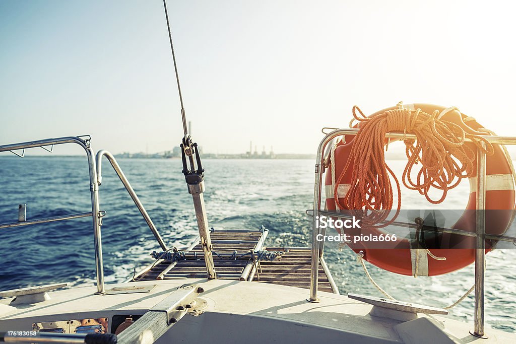 Curso de um barco a vela deixando a costa - Royalty-free A bordo Foto de stock