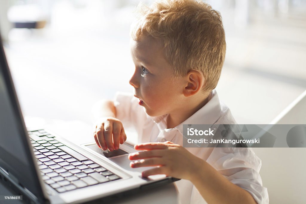 Jovem especializadas em computador - Foto de stock de 2-3 Anos royalty-free