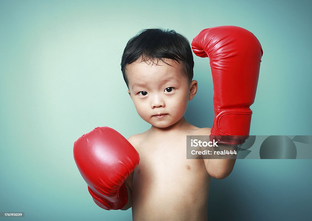 Niño atractivo de boxeo - Foto de stock de 2-3 años libre de derechos