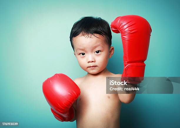 Niño Atractivo De Boxeo Foto de stock y más banco de imágenes de 2-3 años - 2-3 años, 4-5 años, Actividad física
