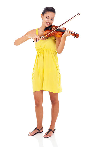 primer plano de mujer tocando violín - practicing music violin women fotografías e imágenes de stock