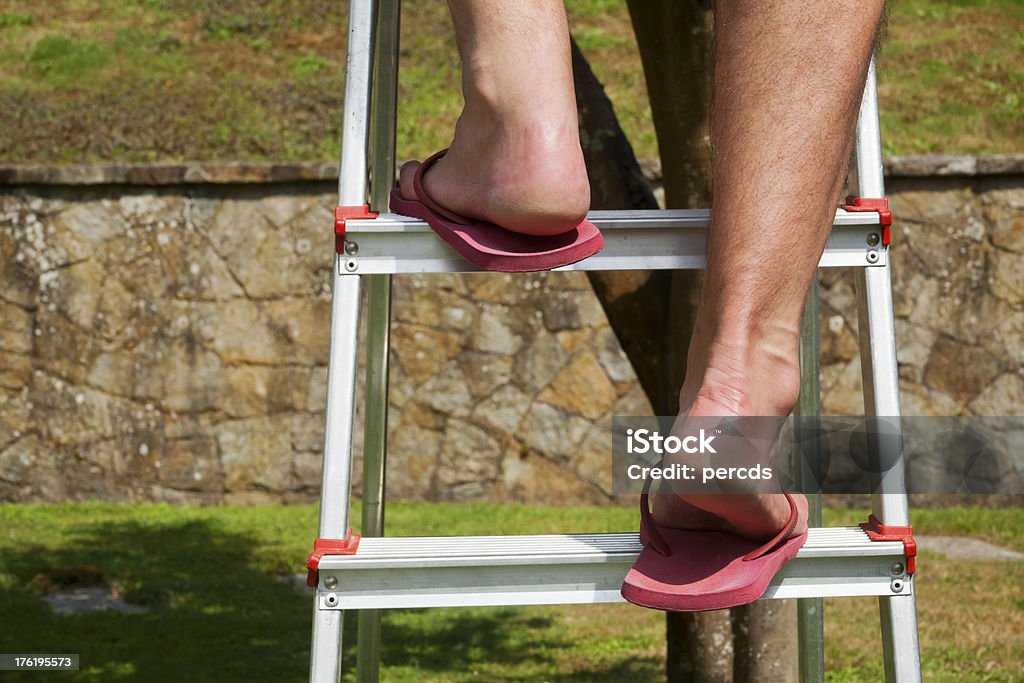 Escalade sur Escabeau - Photo de Danger libre de droits