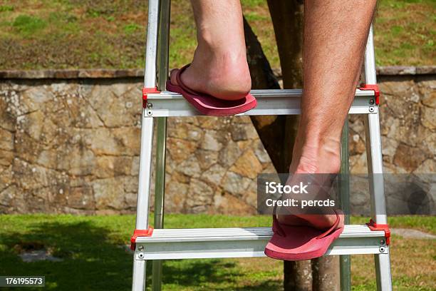 Foto de Escalada Na Escada e mais fotos de stock de Perigo - Perigo, Escada - Objeto manufaturado, Chinelo - Sandália