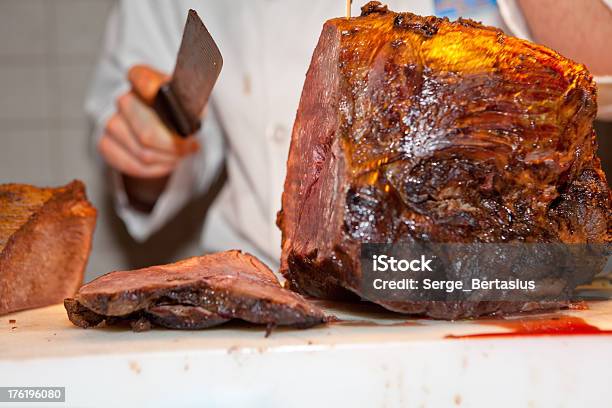 Foto de Carne Assada Está Sendo Esculpido e mais fotos de stock de Acessório - Acessório, Assado, Assado - Prato Principal