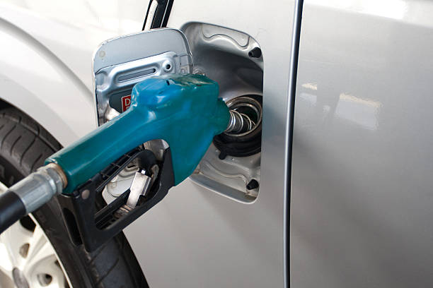 bleu essence pompe à essence ajoute en voiture - gasoline gas station labeling fuel and power generation photos et images de collection