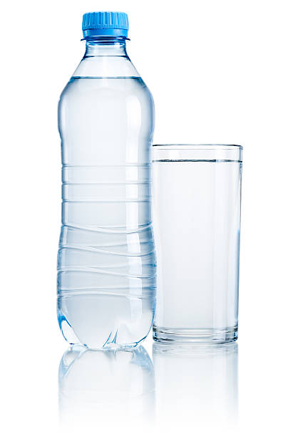 garrafa de plástico e vidro de água potável, isolada no branco " - water bottle cold purified water - fotografias e filmes do acervo
