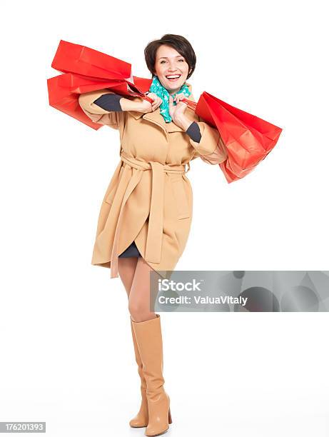 Retrato De Mulher Feliz Com Sacos De Compras No Outono Casaco - Fotografias de stock e mais imagens de Adulto