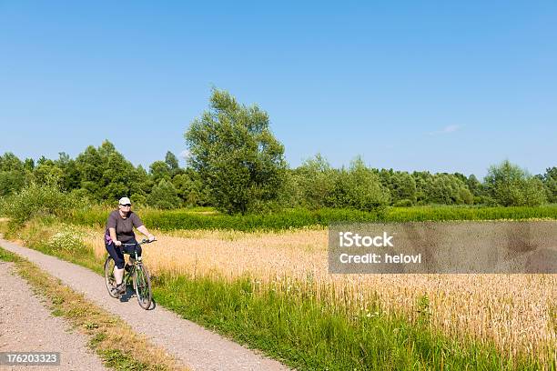 オーバーウェイト女性の自転車 - サイクリングのストックフォトや画像を多数ご用意 - サイクリング, 過体重, 1人